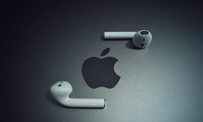 El diseño actual de sus auriculares. Fuente: El Economista (https://s04.s3c.es/imag/_v0/4032x3024/7/9/8/700x420_airpods-apple.jpg)