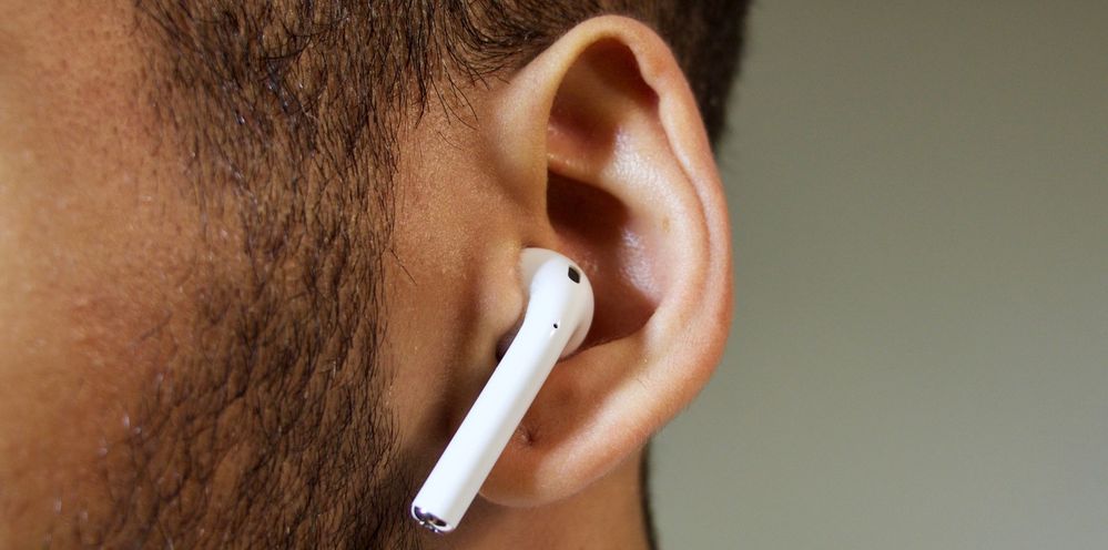 Se adaptan perfectamente. Tanto que no se caen. Fuente: Imore. (https://www.imore.com/how-use-your-airpods-when-youre-offline)