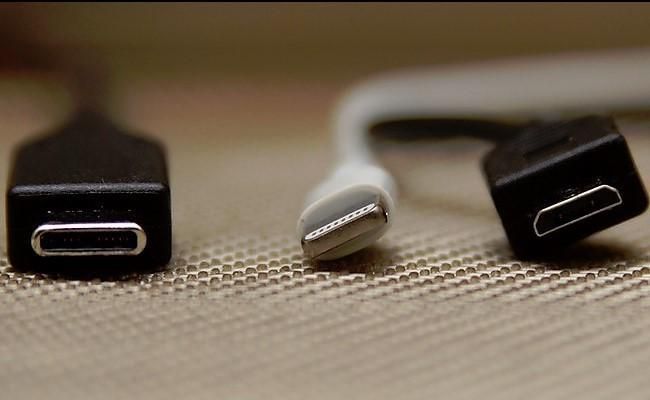 De izquierda a derecha: Conectores USB-C, Lightning y Micro USB. Parecidos, pero muy distintos. Fuente: Xataka. (https://www.xataka.com/perifericos/asi-es-usb-c-el-que-dicen-que-va-a-ser-el-puerto-del-futuro)