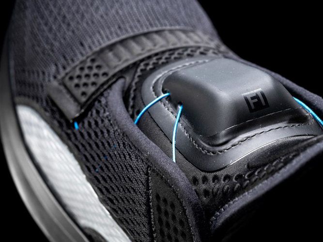 Los cordones de tus zapatillas, bajo tus órdenes. Fuente: Omicrono. (https://omicrono.elespanol.com/2019/02/zapatillas-que-se-atan-solas-de-puma/)