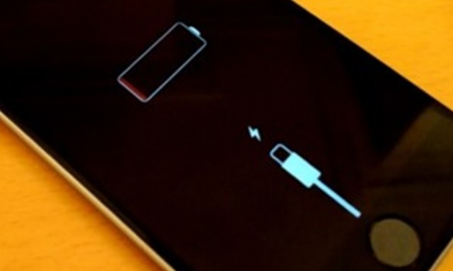 Con una batería alternativa, se espera que cargues el móvil de manera constante. Fuente: iOSMac (https://iosmac.es/apple-de-nuevo-aclara-la-necesidad-de-cambiar-de-forma-segura-la-bateria-de-los-iphone.html)