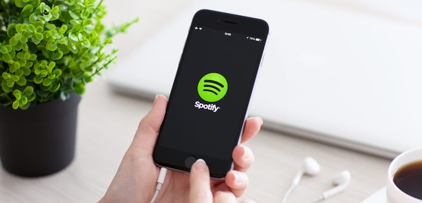 ¿Prefieres Spotify o Apple Music? Fuente: Actualidad iPhone (https://www.actualidadiphone.com/apple-podria-estar-trabajando-con-spotify-para-que-siri-reproduzca-sus-canciones/)
