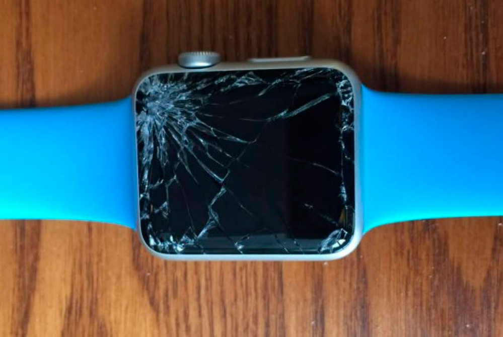 Si tu smartwatch luce así, no te desesperes, hay una solución y encima gratuita. Fuente: Todo Apple Blog (https://www.todoappleblog.com/apple-watch-programa-sustitucion-pantallas/)