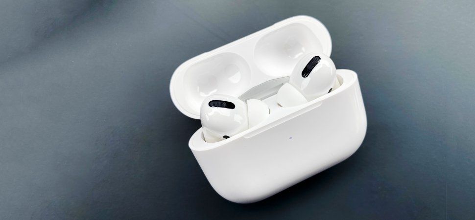 El estuche deja de ser una simple caja. Fuente: Inc. (https://www.inc.com/jason-aten/apples-airpods-pro-are-not-only-best-in-ear-buds-you-can-buy-theyre-also-companys-most-important-product.html)