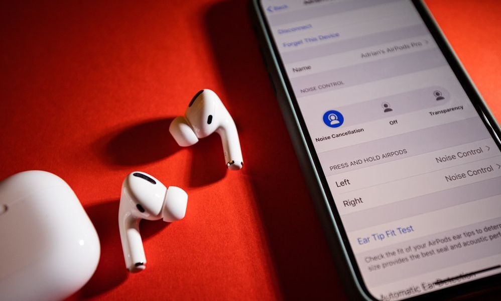 Todo controlado desde tu iPhone. Fuente: iDropNews (https://www.idropnews.com/news/apple-just-released-new-airpods-pro-firmware-heres-how-to-install-it/122978/)