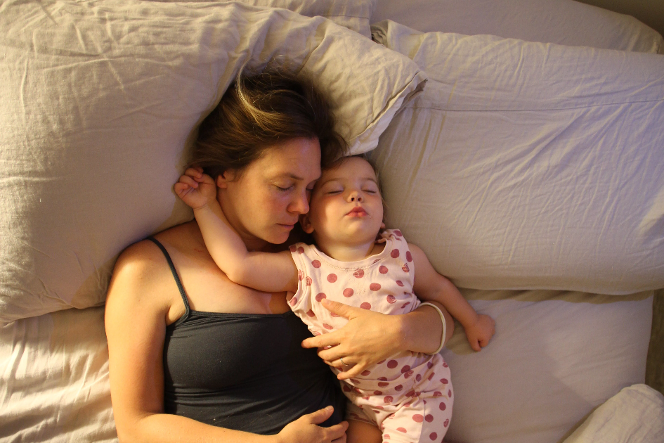 Con tu asistente de voz, lograrás dormir a pierna suelta. Fuente: CNET. (https://www.cnet.com/how-to/5-ways-google-home-can-help-you-sleep-sound-like-a-baby/)