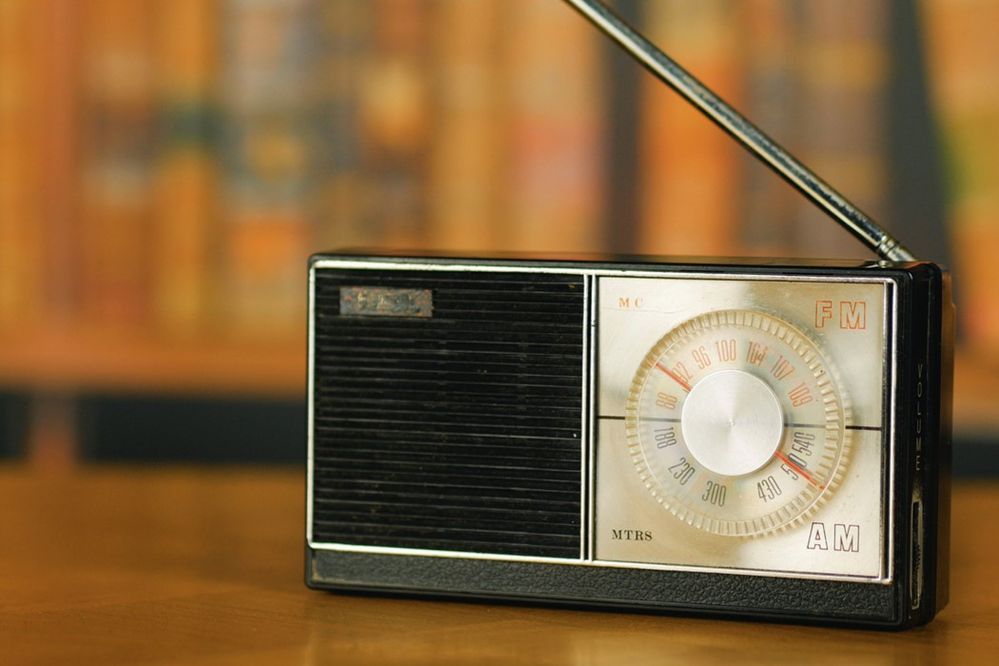 Un truco verdaderamente sencillo. Fuente: Flypaper (https://flypaper.soundfly.com/discover/what-actually-is-the-difference-between-am-and-fm-radio/)