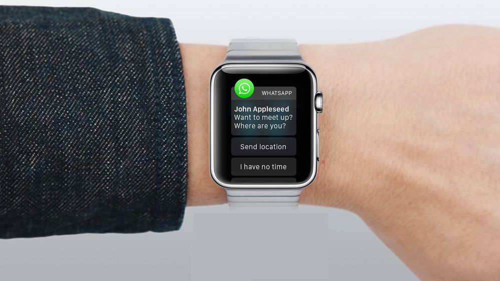 ¿Responder sin sacar el móvil? Con WatchOS es posible. Fuente: Actualidad Watch (https://actualidadwatch.com/ya-es-posible-responder-mensajes-de-whatsapp-con-el-apple-watch-en-ios-9-1/)