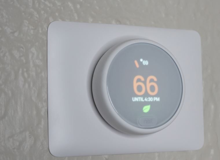 Haz la prueba, tu bolsillo lo agradecerá. Fuente: Android Police (https://www.androidpolice.com/2019/12/16/buy-a-nest-thermostat-e-on-ebay-for-just-129-89-off-and-get-a-free-nest-mini/)