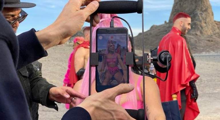 ¿Te imaginabas que un making of fuera así? Fuente: Economía Hoy (https://www.economiahoy.mx/ocio/noticias/10387655/02/20/El-video-Stupid-Love-de-Lady-Gaga-se-grabo-en-un-iPhone-11-Pro-.html)