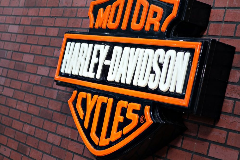 Harley-Davidson lo tiene claro y apuesta por Google Assistant. Fuente: Paredro (https://www.paredro.com/logo-harley-davidson/)