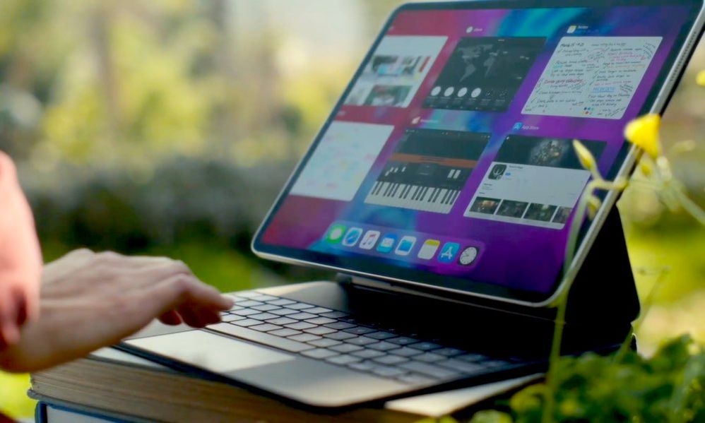 Úsalo donde quieras, no hay barreras para tu nuevo iPad y su flamante teclado. Fuente: iPadízate (https://www.ipadizate.es/2020/04/13/analizamos-en-magic-keyboard-del-ipad-pro-lo-bueno-y-lo-malo/)