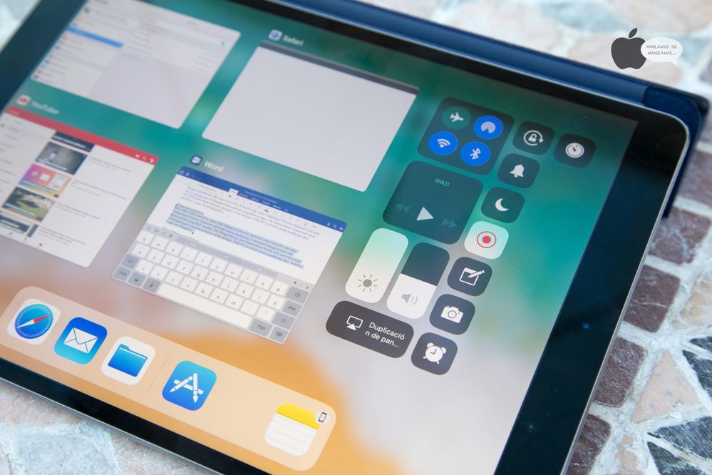 ¿Ves ese icono redondo y rojo? Con sólo pulsarlo activarás la función Grabación. Fuente: Hablando de manzanas (https://hablandodemanzanas.com/ipad/como-grabar-la-pantalla-de-un-ipad-en-ios-11)