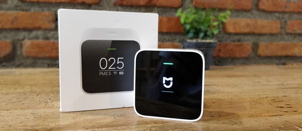 Tan pequeño que lo puedes llevar en el bolsillo. Fuente: Review Hub (https://www.review-hub.co.uk/xiaomi-smart-air-quality-monitor-review/)