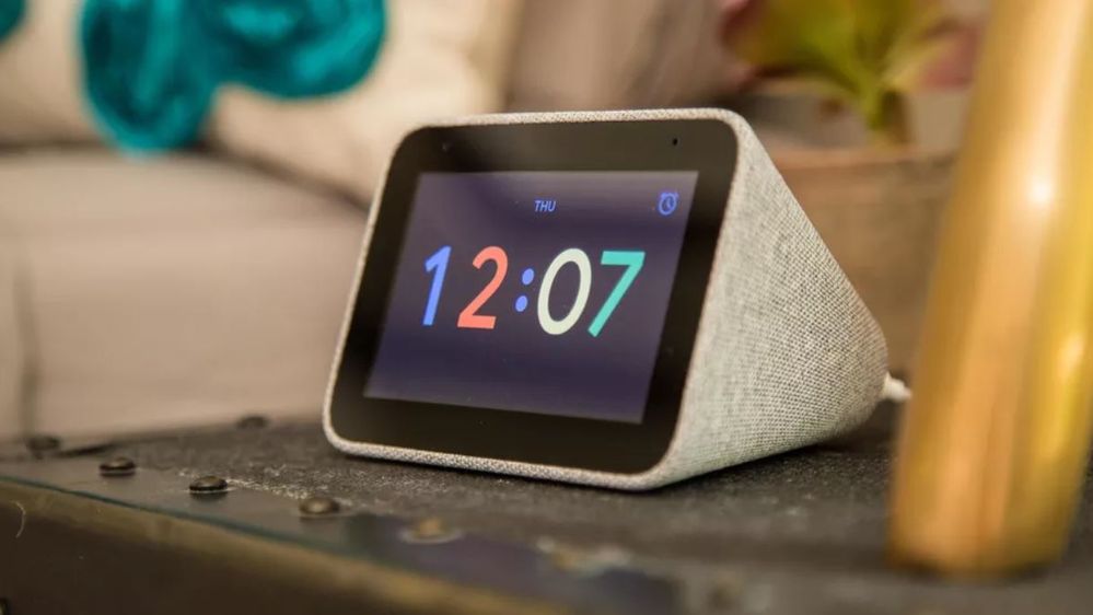 Más barato y pequeño que el Echo Show 5. Fuente: CNET (https://www.cnet.com/pictures/the-lenovo-smart-clock-helps-google-assistant-ease-you-out-of-your-sleep/2/)