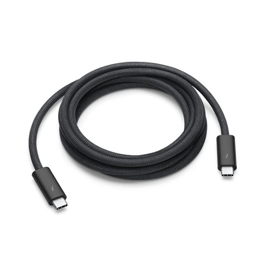 ¿2 metros de longitud? El tamaño no será un problema. Fuente: Apple  (https://www.apple.com/es/shop/product/MWP32ZM/A/cable-thunderbolt-3-pro-2-m?fnode=b3da91fc1f8c48bcbf0ad43c42e18ea8629e9b650d25eaaad3ae6e394bad14aa662de54445b1e2678e497e8f71735cff63afdf0f5197fb69d53cf6e071739c9f23f386fa2b6f425bb2381a06fa4318cb19983382bbd9714c418918b15c8eea35)