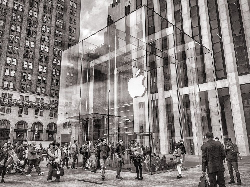 Lo nuevo de Apple, a la vuelta de la esquina. Fuente: Pexels (https://www.pexels.com/es-es/foto/5ta-avenida-america-arquitectura-blanco-y-negro-279166/)
