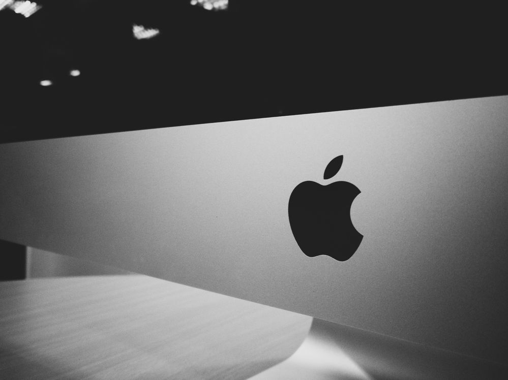 ¿Llegará pronto Apple One? Si tenemos suerte, hoy mismo podría ser su lanzamiento. Fuente: Pexels (https://www.pexels.com/es-es/foto/apple-arte-blanco-y-negro-diseno-544295/)