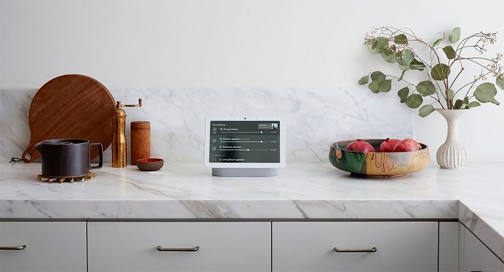 Una mano (más) en la cocina. Fuente: Xataka (https://www.xatakandroid.com/gadgets-android/google-estrena-control-audio-multiroom-nest-hub-otras-pantallas-inteligentes-assistant)