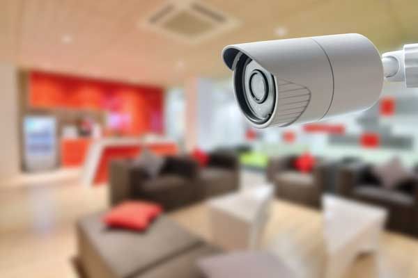 Todo bajo control en casa. Fuente: Casas Digitales (https://www.casasdigitales.com/casas-seguras-traves-la-domotica/)