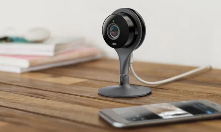 Si proteges tu hogar con cámaras, ¿por qué no pensar en la ciberseguridad? Fuente: Gabatek (https://gabatek.com/tecnologia/nest-cam-primera-camara-de-seguridad-nest-google/)