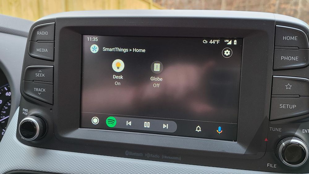 ¿Quieres encender las luces antes de aparcar? Fuente: Computer Hoy (https://computerhoy.com/noticias/tecnologia/smartthings-dispositivos-hogar-android-auto-792995)