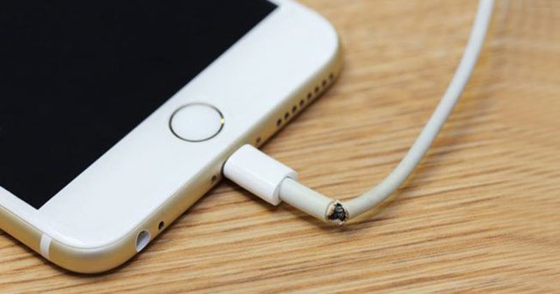 ¿Te suena esta estampa? Fuente: iPadízate (https://www.ipadizate.es/2018/08/16/cables-iphone-se-rompen/)