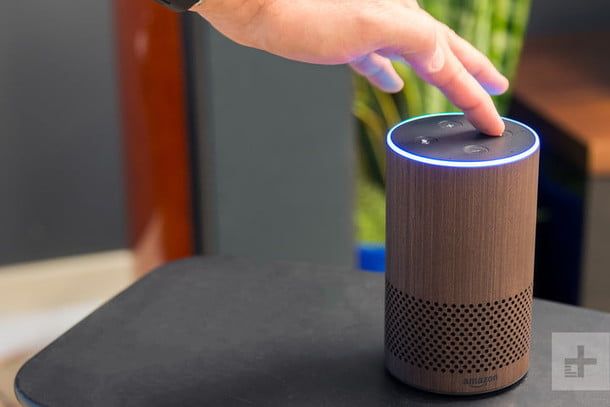 Olvídate de este gesto, bastará con alzar tu voz alto y claro. Fuente: Digital Trends (https://es.digitaltrends.com/inteligente/amazon-echo-alexa-espanol/)