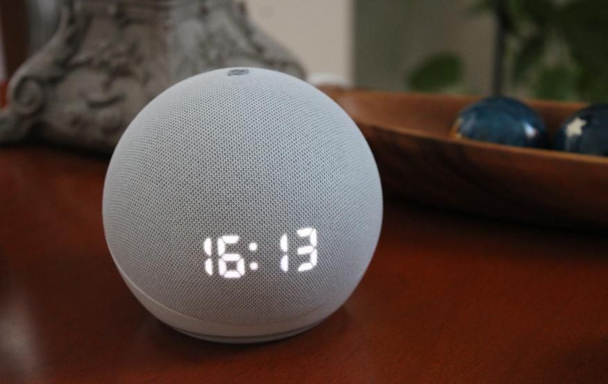 ¿Hora de la siesta? Alexa acomodará la situación. Fuente: Business Insider (https://www.businessinsider.es/dispositivos-puedes-controlar-alexa-traves-amazon-echo-505359)