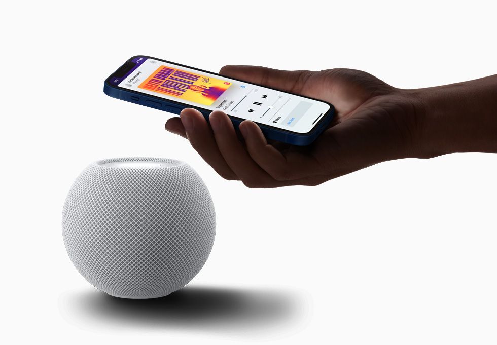 Muy pronto, sabrá que te acercas. Fuente: El País (https://elpais.com/tecnologia/2020-12-02/homepod-mini-a-prueba-un-buen-sonido-para-un-altavoz-de-pequenas-dimensiones.html)