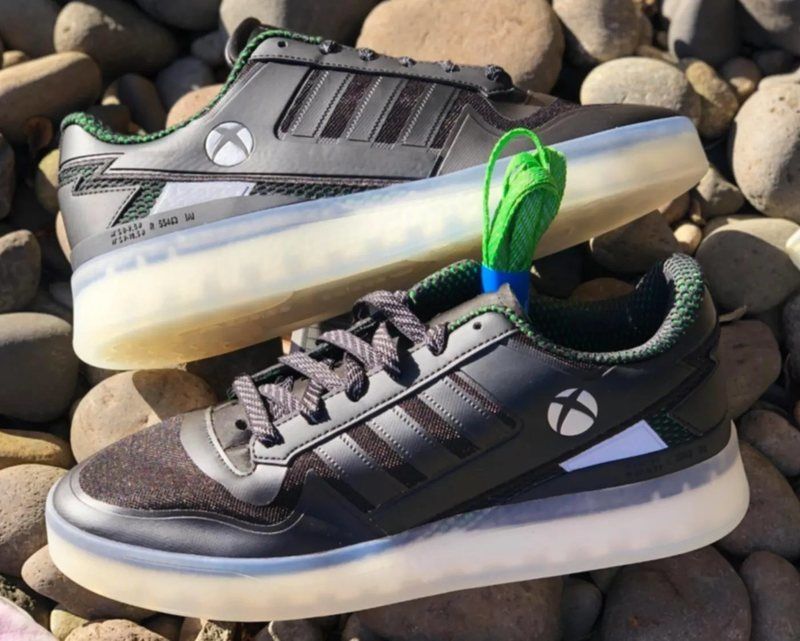 PlayStation y Xbox se enzarzan en otro tipo de batalla. Fuente: Complex (https://www.complex.com/sneakers/xbox-adidas-forum-tech-boost-sneaker-collaobration)