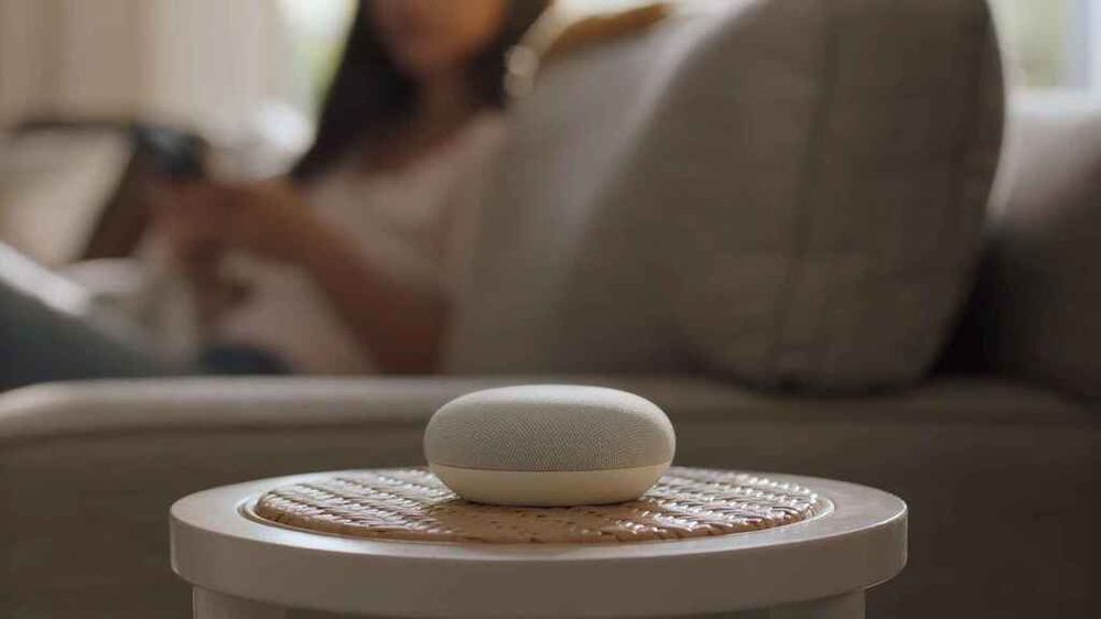 No se merece quedar relegado a una mesa auxiliar. Fuente: El Español (https://www.elespanol.com/omicrono/hardware/20191015/google-nest-mini-nuevo-altavoz-inteligente-sostenible/436957292_0.html)