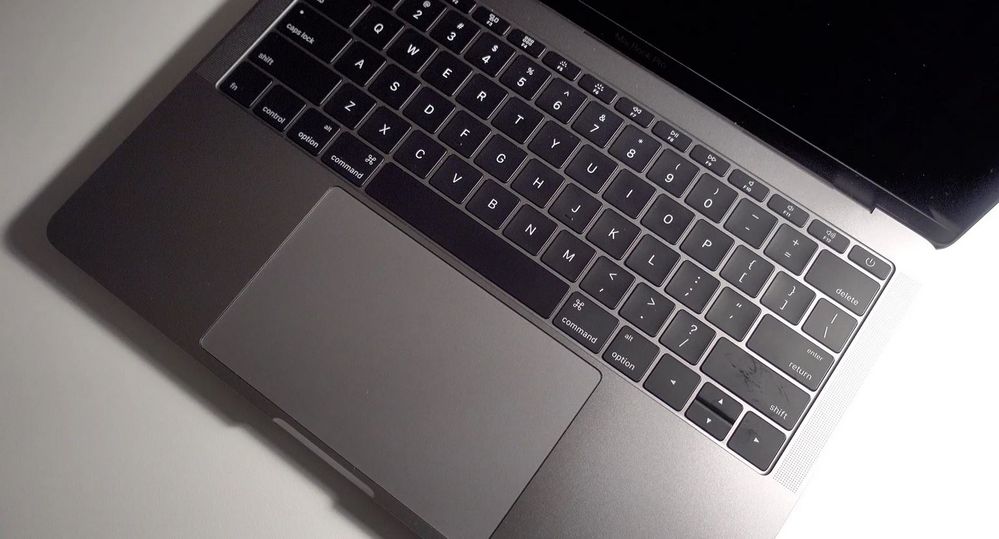 ¿Preferías este diseño? Fuente: 9to5Mac (https://9to5mac.com/2016/11/08/hands-on-late-2016-13-inch-macbook-pro-without-touch-bar-video/)