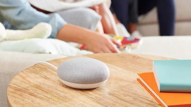 Todo esto en un pequeño dispositivo. Fuente: Xakata Android (https://www.xatakandroid.com/gadgets-android/google-nest-mini-vs-google-home-mini-asi-evolucion-mini-altavoz-inteligente)