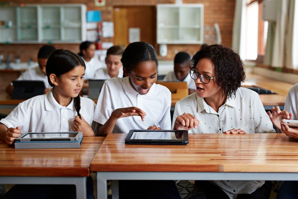 Las escuelas usan cada vez más medios digitales para la enseñanza. Fuente: Ey (https://www.ey.com/en_lb/milken-institute/why-education-is-the-key-to-prosperity)