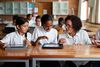 Las escuelas usan cada vez más medios digitales para la enseñanza. Fuente: Ey (https://www.ey.com/en_lb/milken-institute/why-education-is-the-key-to-prosperity)