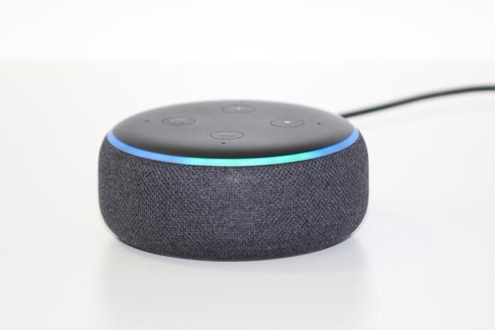 El dispositivo de Alexa es un altavoz que funciona con su propio sistema operativo. Fuente: Escudo digital (https://escudodigital.com/tecnologia/alexa-integra-lamborghini-estrena-modo-madre-skill-pasapalabra/)