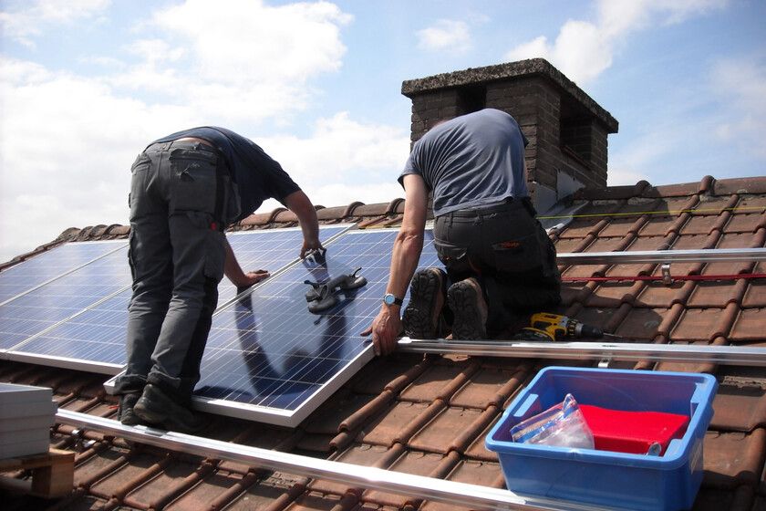 ¿Instalarías placas solares en tu hogar? Fuente: Xataka (https://www.xataka.com/energia/como-instalar-autoconsumo-solar-casa-dimensionamiento-coste-rentabilidad)