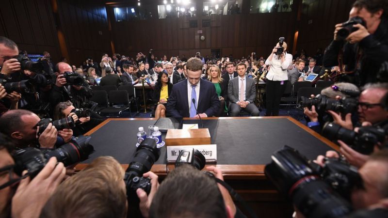 Zuckerberg, a juicio por revelar información de los usuarios sin su consentimiento. Fuente: BBC (https://www.bbc.com/mundo/noticias-internacional-43720004)