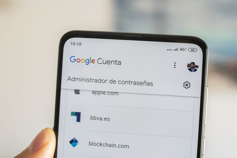 Google te ayudará a gestionar tus contraseñas. Fuente: NGeeks (https://www.ngeeks.com/como-ver-las-contrasenas-guardadas-en-android/)