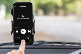 El modo coche estaba pensado para evitar las distracciones al volante. Fuente: Computer Hoy (https://computerhoy.com/noticias/tecnologia/spotify-estrena-modo-coche-evitar-distracciones-volante-360215)