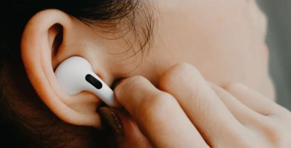 Presiona en la hendidura y eliminarás el ruido. Fuente: How to geek (https://www.howtogeek.com/697855/how-to-enable-noise-cancellation-for-airpods-pro-on-iphone-ipad-and-mac/)