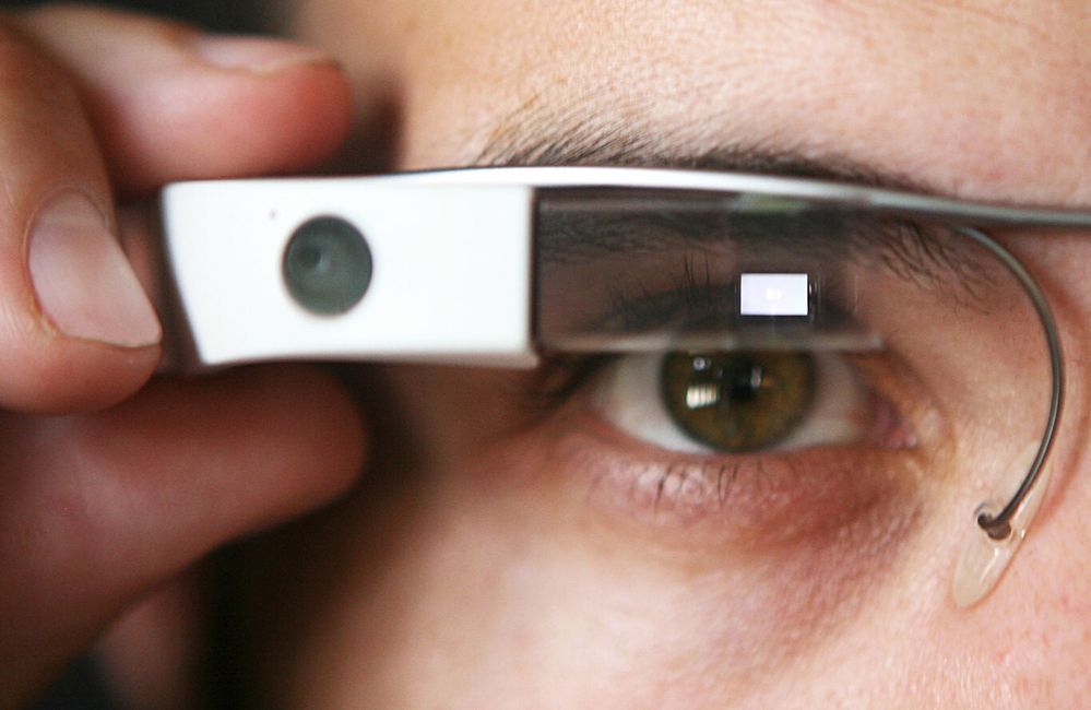 Así se ve el futuro. Fuente: Xataka (https://www.xataka.com/realidad-virtual-aumentada/gafas-realidad-mixta-para-2022-aumentada-2025-lentes-contacto-para-2030-asi-ve-ming-chi-kuo-futuro-apple)