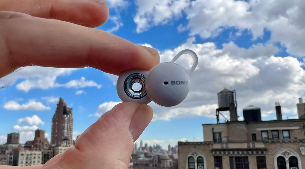 Un aro para que no desaparezca la conexión con el mundo. Fuente: CNET (https://www.cnet.com/tech/mobile/sony-linkbuds-review-open-earbuds-with-an-innovative-design/)