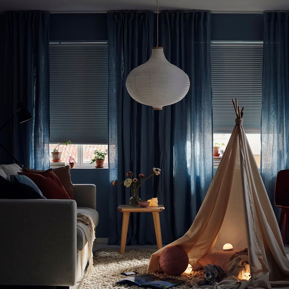 TREDANSEN es ideal para instalar en dormitorios o sitios de descanso. Fuente: IKEA (https://www.ikea.com/es/es/p/tredansen-estor-bloqueo-inalambrico-a-pilas-blanco-10512439/)