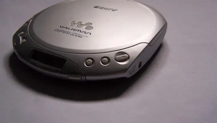 ¿Recuerdas cómo se escuchaba antes la música? Fuente: Prensa libre (https://www.prensalibre.com/vida/tecnologia/se-cumplen-40-anos-de-musica-con-walkman-asi-ha-sido-su-evolucion/)