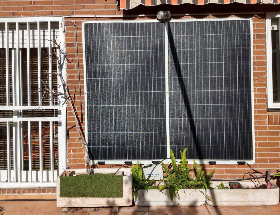 Pero, placas solares. No en la garganta. Fuente: Xataka (https://www.xatakahome.com/iluminacion-y-energia/estos-kits-autoconsumo-solar-ayudan-a-ahorrar-factura-luz-se-pueden-colocar-balcones-toldos-pergolas)