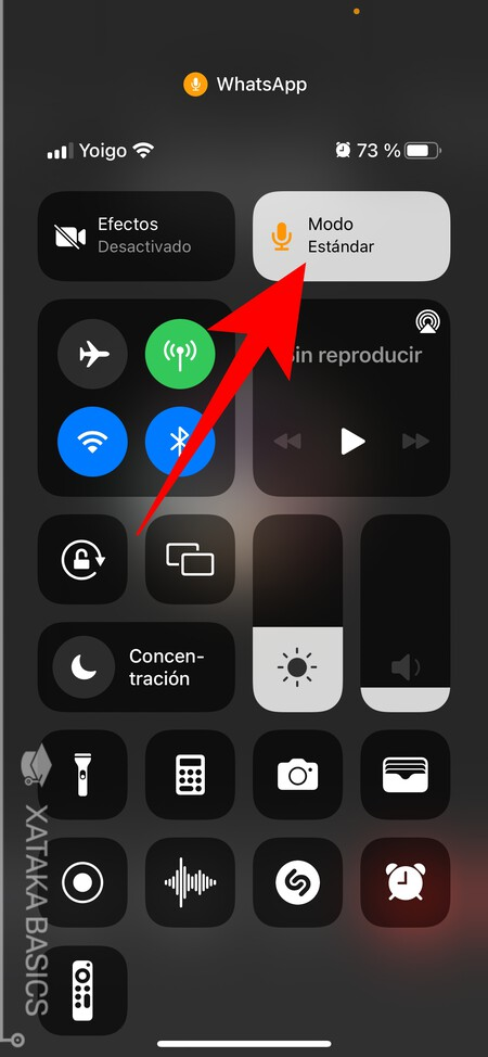 Deslizar hacia abajo para abrir el centro de control. Fuente: Xataka (https://www.xataka.com/basics/como-mejorar-calidad-tus-llamadas-voz-iphone-ipad-truco-activar-esta-funcion-oculta)