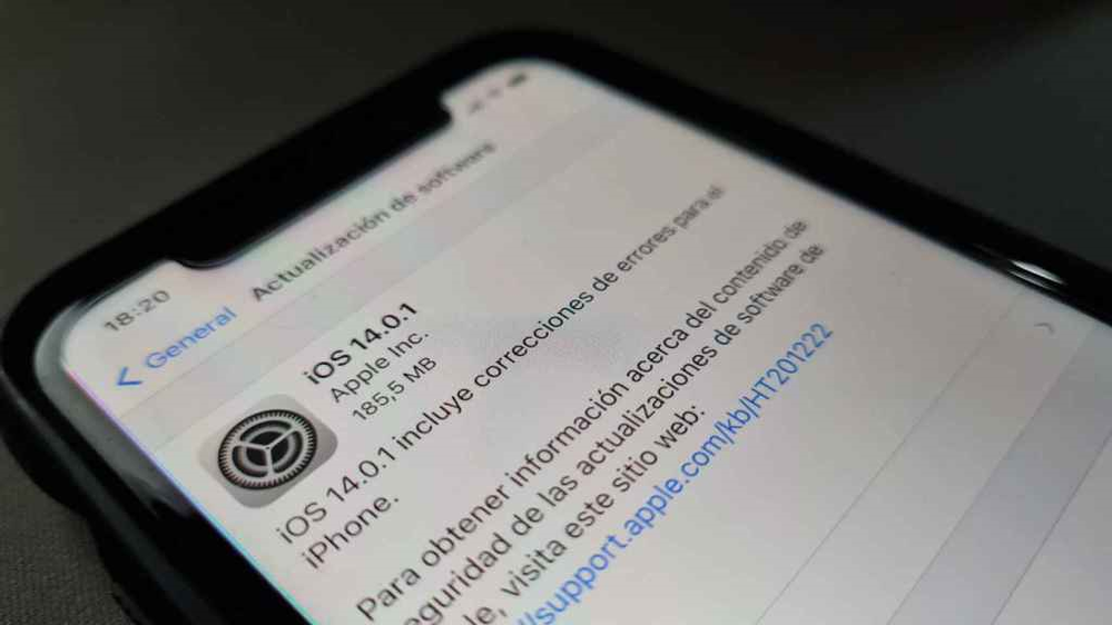 Verifica que tienes la última versión. Fuente: El español (https://www.elespanol.com/omicrono/software/20200925/descarga-ios-soluciona-problemas/523448810_0.html)