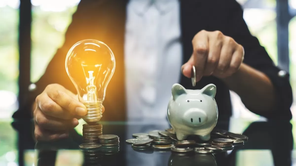 Ahorra en luz. Fuente: Emprendedores (https://www.emprendedores.es/gestion/plan-de-ahorro-energetico-multas/)